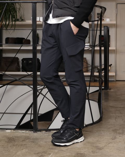 全身HERNOで統一したモノトーンで魅せる、都会派アクティブスタイル