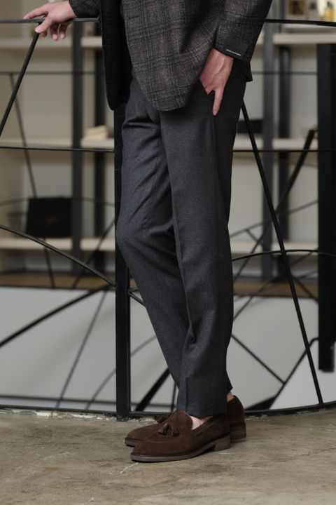 TAGLIATORE ジャケットを使用した、ブラウン×ブラックで魅せる大人のクラシックスタイル