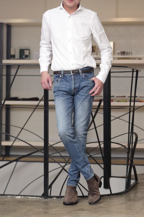 YCHAI  干場義雅 別注 デニムパンツを使用した、ホワイトシャツとヴィンテージデニムで軽快に着るPコートスタイル