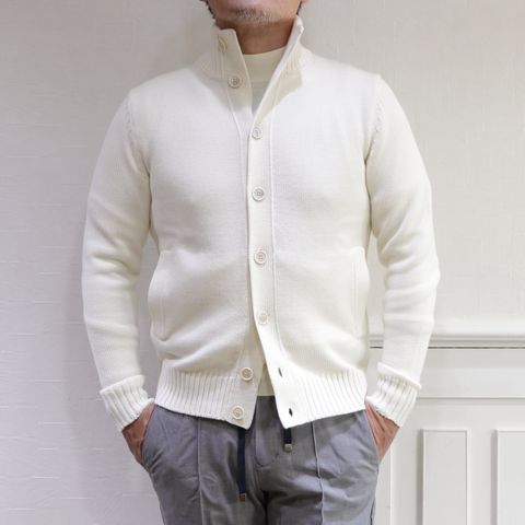 HERNOダウンベストを使用した上品カジュアルスタイル
