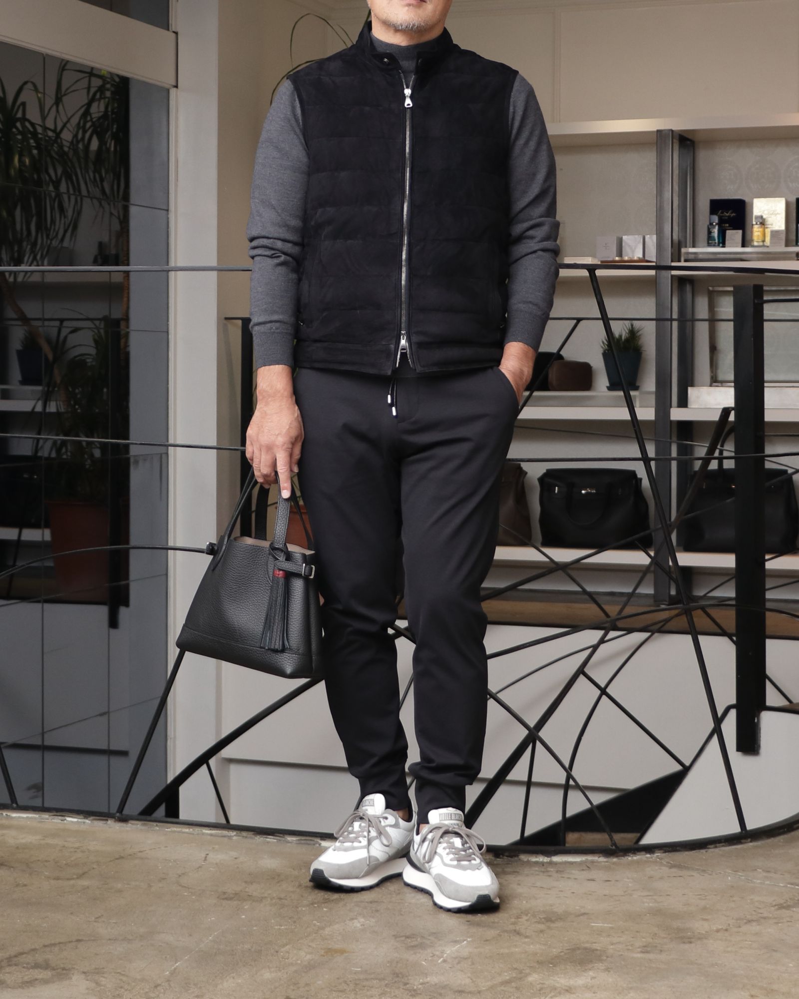 EMMETI ダウンベストそ使用したスポーティに仕上げた、大人のアーバンリラックススタイル