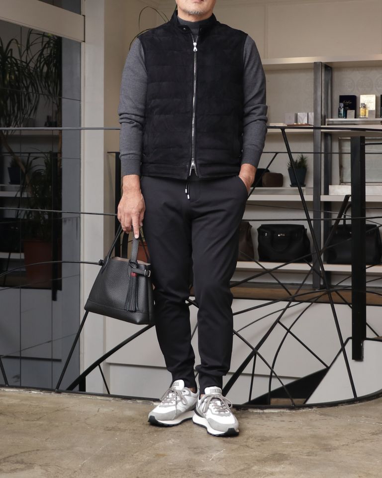 EMMETI ダウンベストそ使用したスポーティに仕上げた、大人のアーバンリラックススタイル