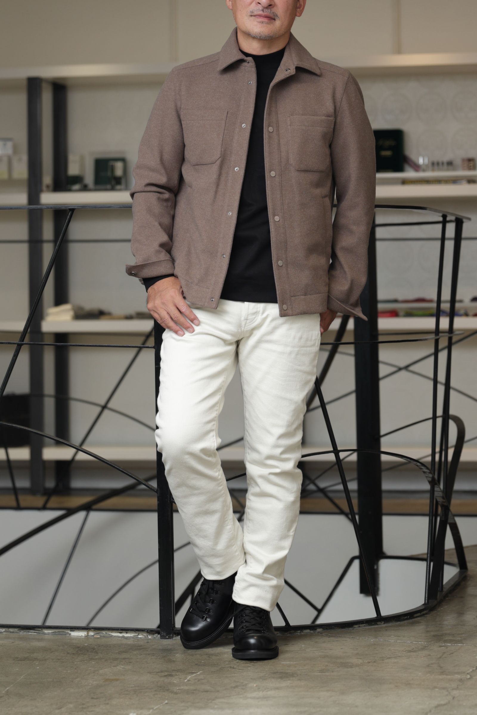 HERNO ブルゾンを使用した、ブラウン×ホワイトで魅せる大人のクリーンカジュアル スタイル