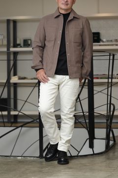 HERNO ブルゾンを使用した、ブラウン×ホワイトで魅せる大人のクリーンカジュアル スタイル