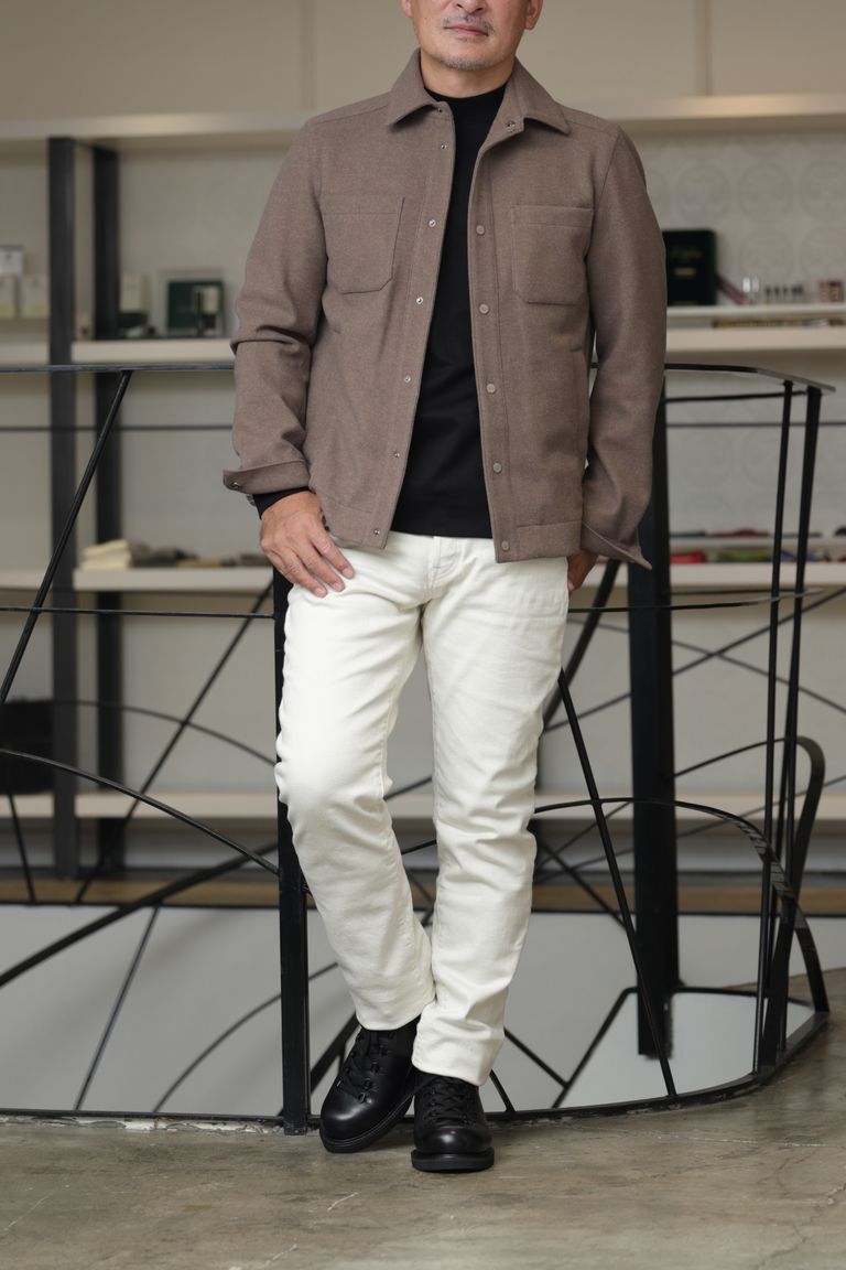 HERNO ブルゾンを使用した、ブラウン×ホワイトで魅せる大人のクリーンカジュアル スタイル