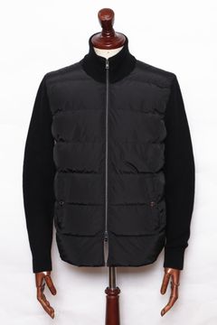 全身HERNOで統一したモノトーンで魅せる、都会派アクティブスタイル