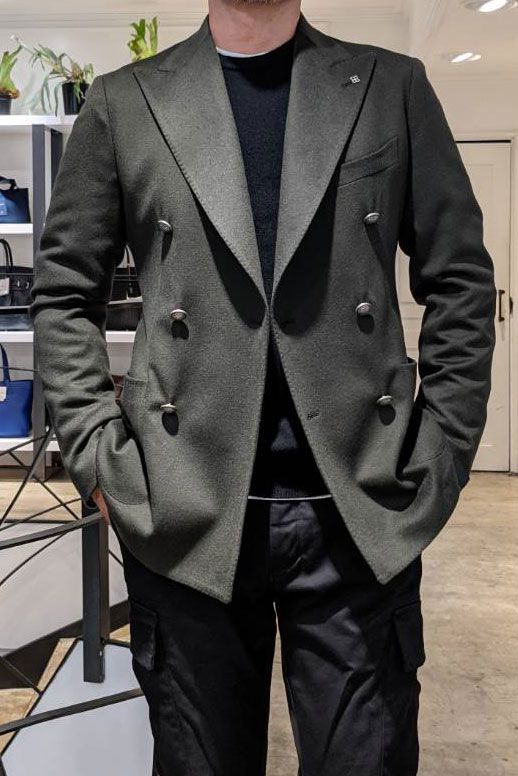 "TAGLIATORE"カシミアジャケットを取り入れた、カーキxブラックなモードジャケパンスタイル