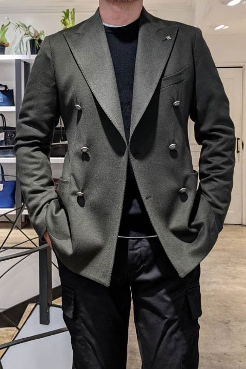 "TAGLIATORE"カシミアジャケットを取り入れた、カーキxブラックなモードジャケパンスタイル