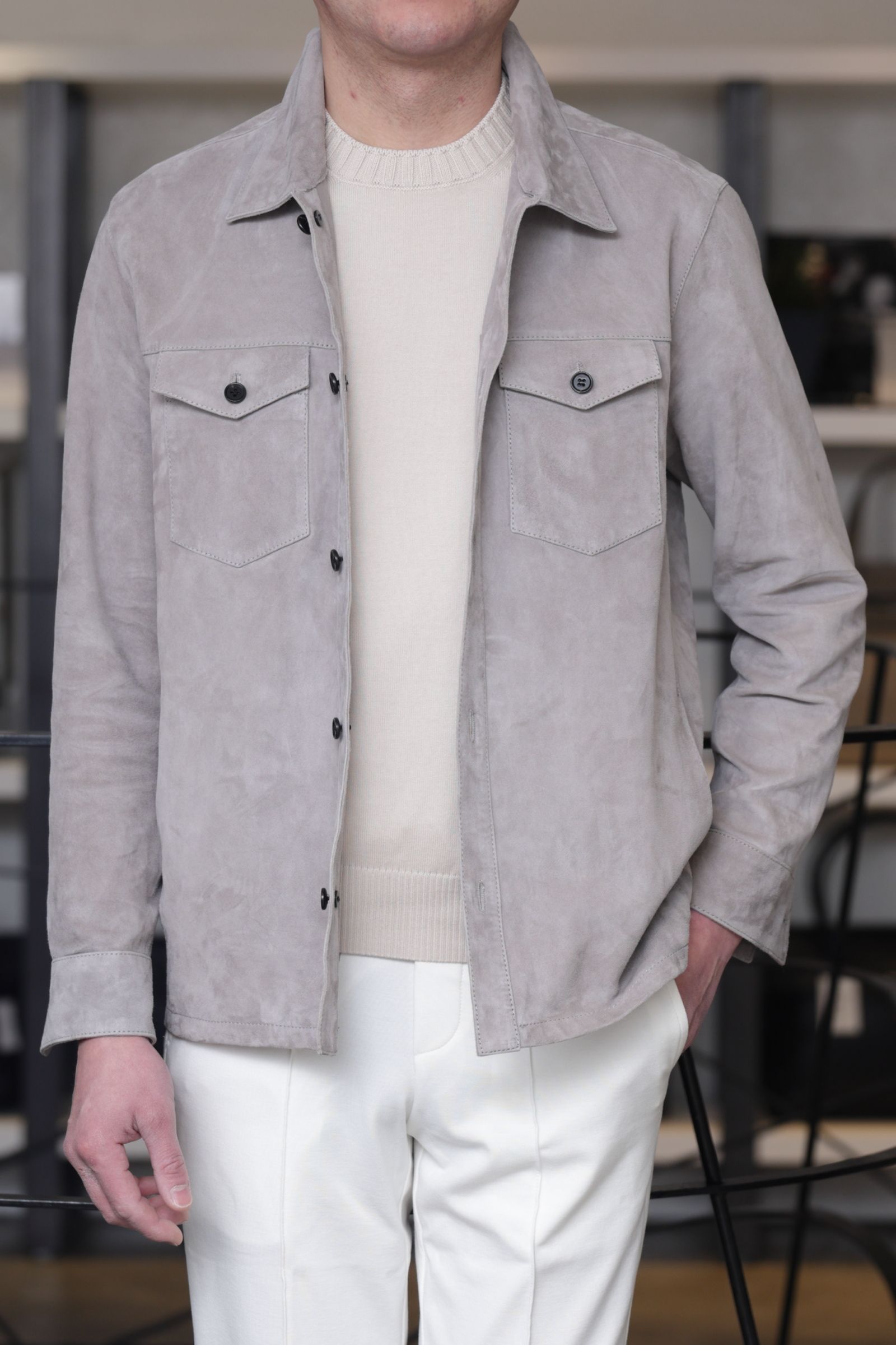 シャツジャケットを使用した、淡色トーンで整える大人の軽快スタイル