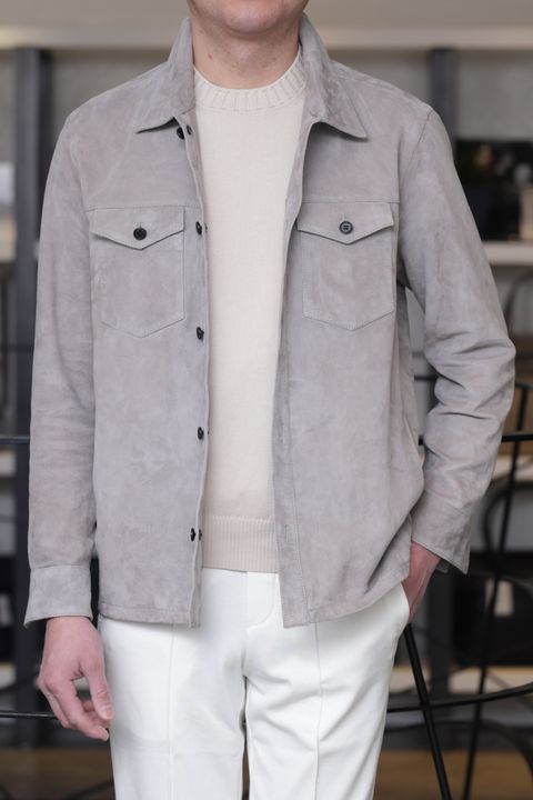 シャツジャケットを使用した、淡色トーンで整える大人の軽快スタイル