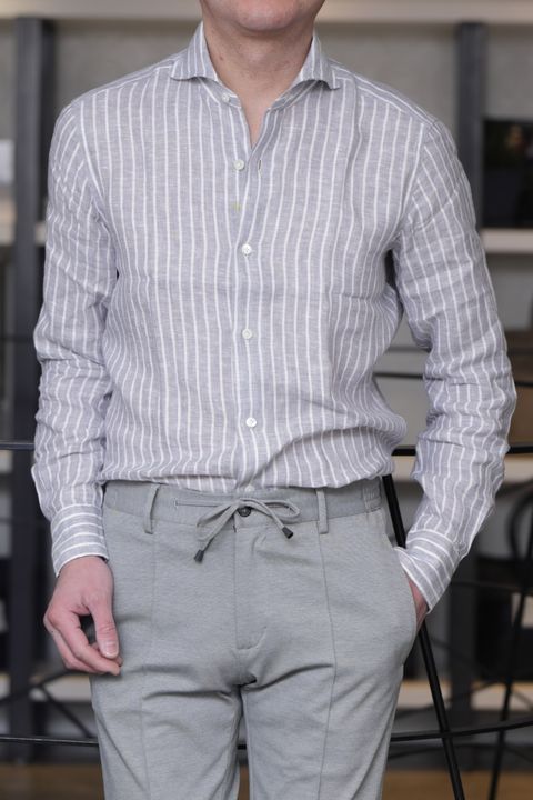 FILIPPO DE LAURENTIIS MA-1型 ジップアップニットを使用した、上品に仕上げる春のライトカラーコーデ