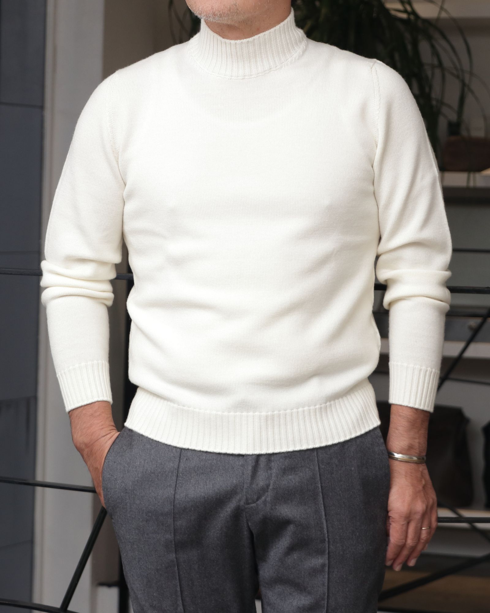 MOORER ダウンベストを使用したニュートラルカラーで魅せる、冬のクリーンスタイル