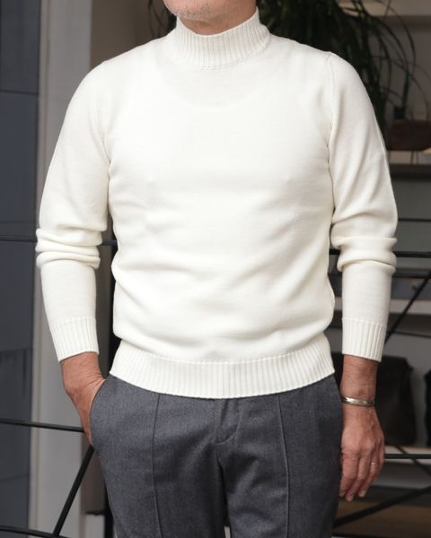 MOORER ダウンベストを使用したニュートラルカラーで魅せる、冬のクリーンスタイル