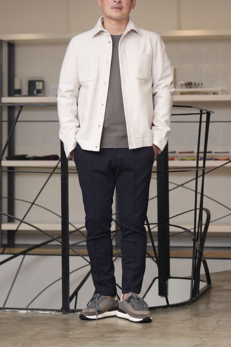 HERNO ブルゾンを使用した、アイボリーを主役にした上品な大人のスポーティスタイル