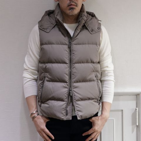 MOORER - ムーレー ダウンベストを使用したカジュアルスタイル