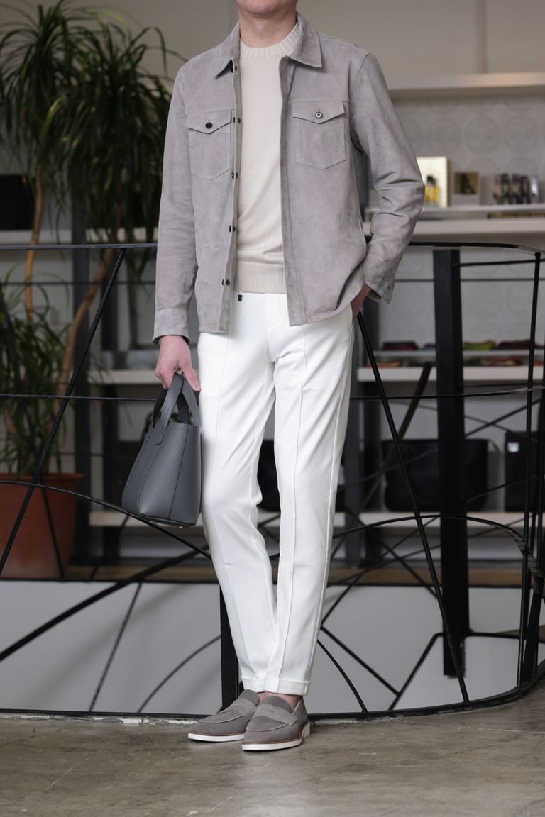 シャツジャケットを使用した、淡色トーンで整える大人の軽快スタイル