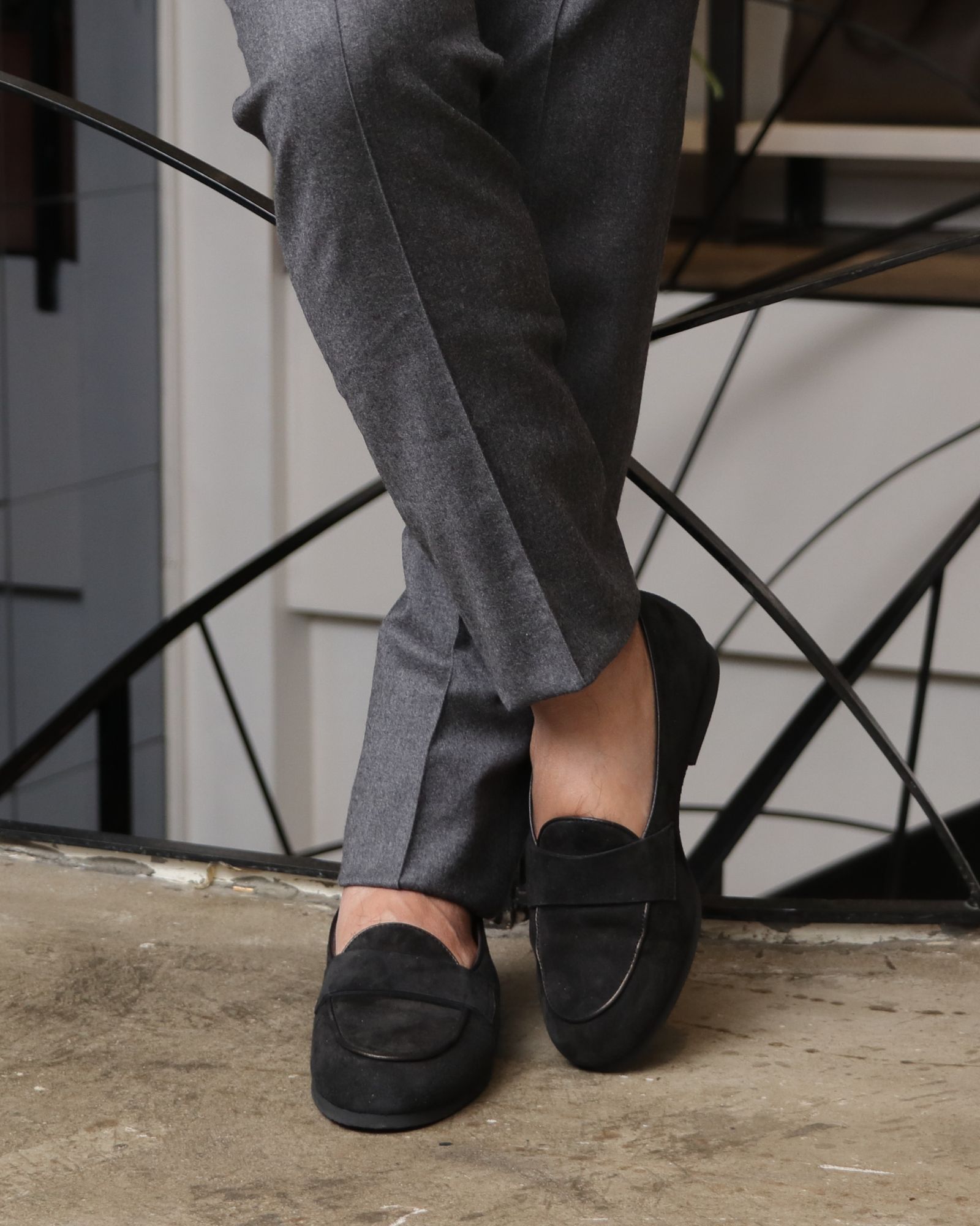 HEVO ウール ベルテッド ダブルコートを使用したグレーの濃淡で魅せる、冬の洗練スタイル