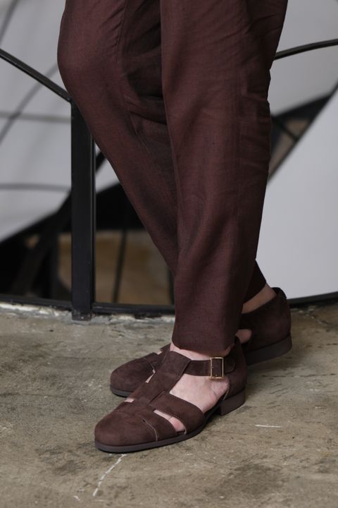 COLONY CLOTHING リネン カプリシャツを使用した、リゾート感と品格を両立するブラウンリネンスタイル