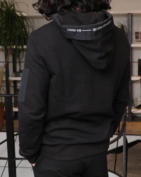 MACKAGE ダウンジャケットを使用したオールブラックで魅せる、モード×スポーツの融合スタイリング