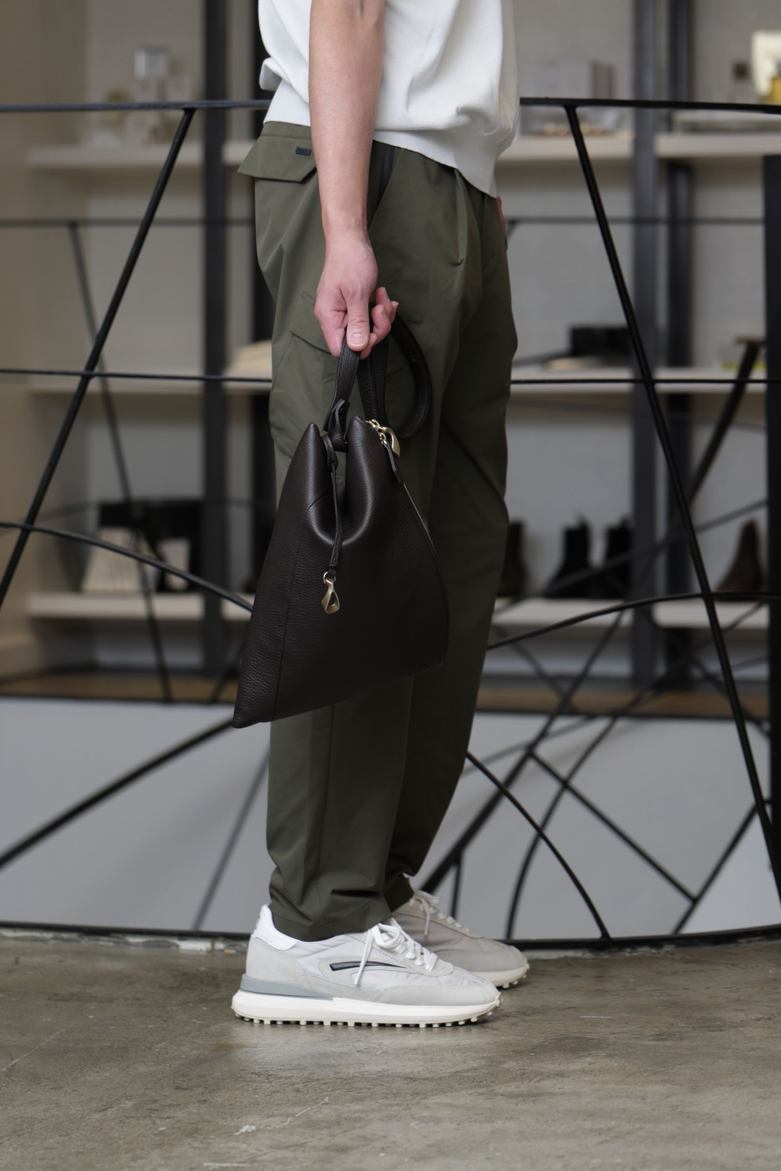 30/70 TRENTA SETTANTA リラックスサイズ ニットTを使用した、リラックス感を品よく見せるカーキパンツコーデ