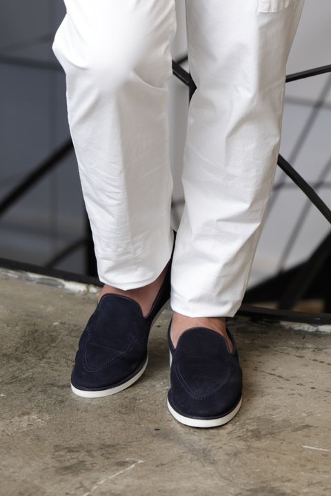 LARDINI コットン ニット ジャケットを使用した、ホワイトカーゴで魅せる大人のネイビースタイル