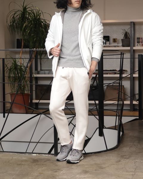 HERNOのダウンフーディーを使用した、上品スポーティ。淡色レイヤードで魅せる冬のリラックスセットアップ