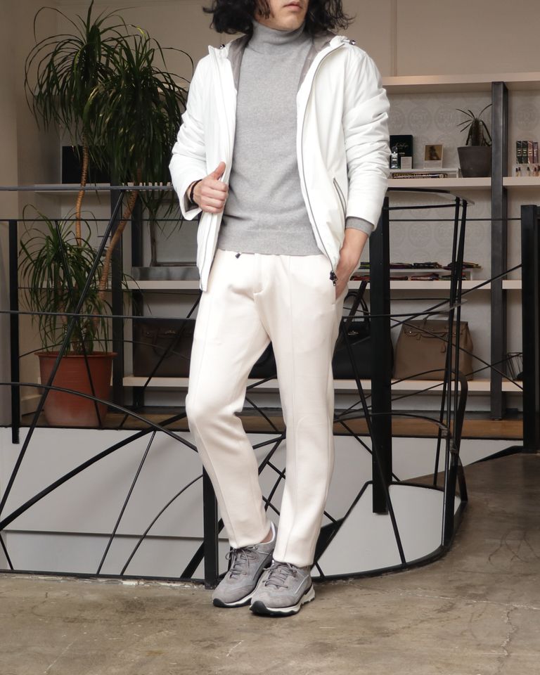 HERNOのダウンフーディーを使用した、上品スポーティ。淡色レイヤードで魅せる冬のリラックスセットアップ