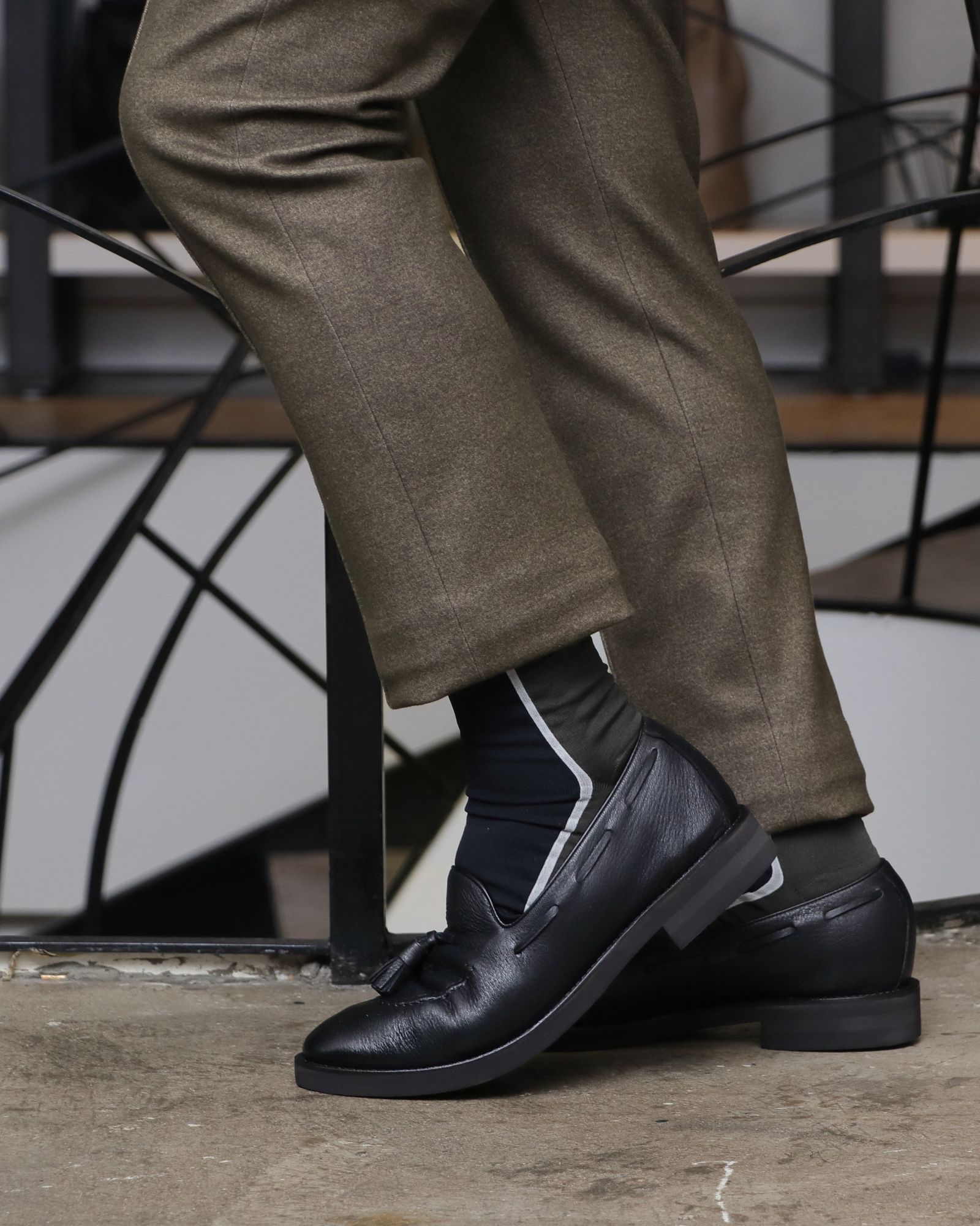 WH ダブルエイチ ディアスキン タッセルローファーとAOURE ウォームジャージースーツを使用した、カーキを都会的に纏う、上品ジャージーセットアップスタイル