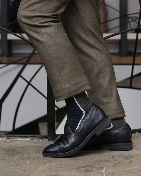 WH ダブルエイチ ディアスキン タッセルローファーとAOURE ウォームジャージースーツを使用した、カーキを都会的に纏う、上品ジャージーセットアップスタイル