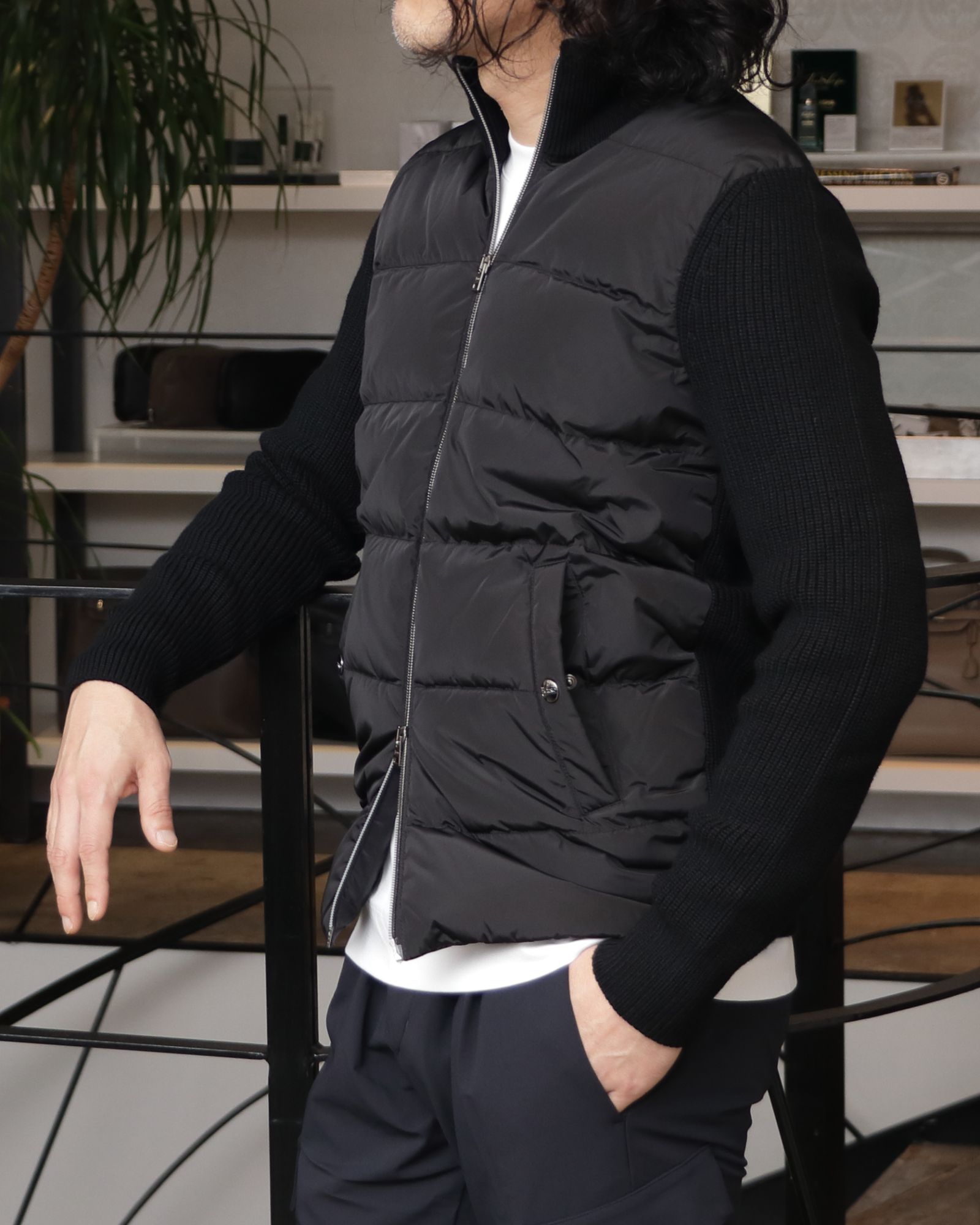 全身HERNOで統一したモノトーンで魅せる、都会派アクティブスタイル