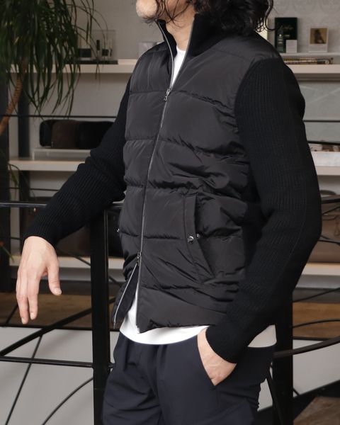 全身HERNOで統一したモノトーンで魅せる、都会派アクティブスタイル