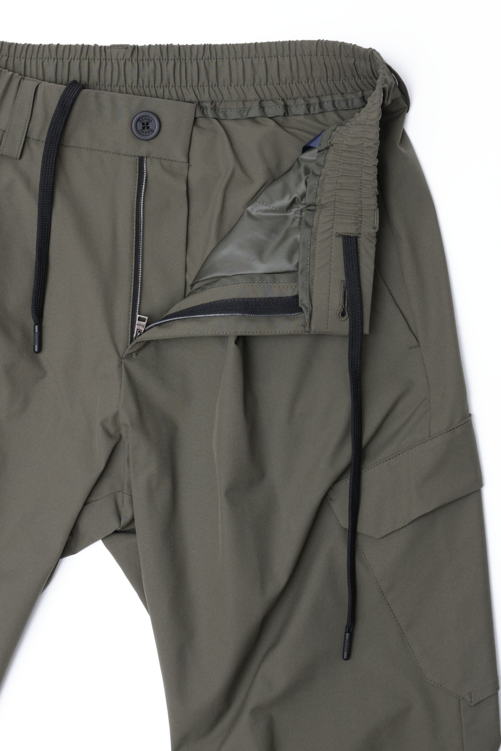 FUNCTIONAL WARDROBE ウォーターレペレント ストレッチナイロン 1プリーツ テーパード シャーリング カーゴパンツ / カーキ 7400