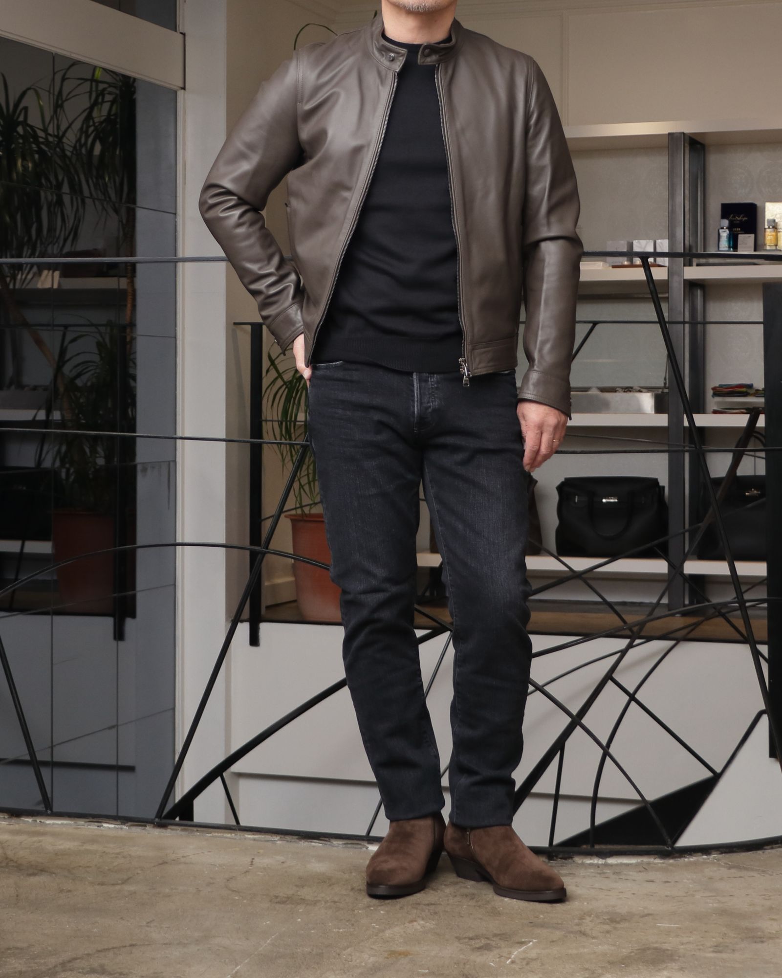 WH - ダブルエイチ 当店別注ブーツを使用した、“黒×ブラウン”で魅せる大人のミニマルレザーコーデ