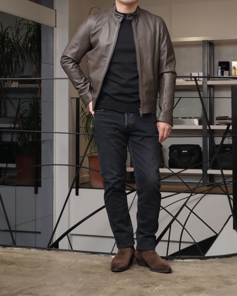 WH - ダブルエイチ 当店別注ブーツを使用した、“黒×ブラウン”で魅せる大人のミニマルレザーコーデ