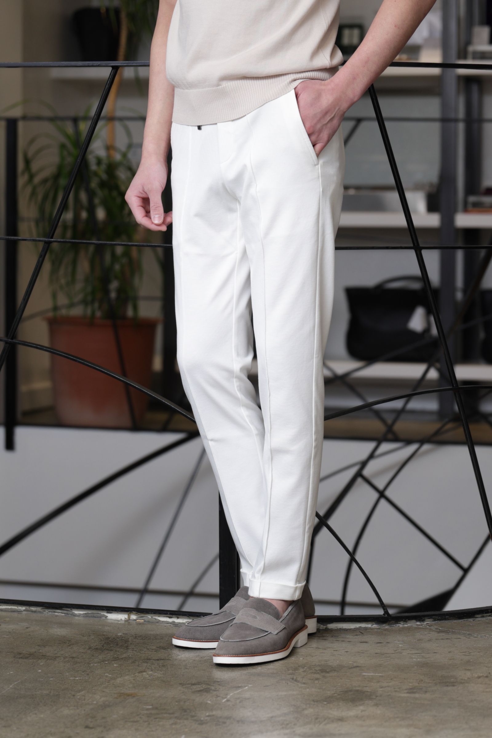 シャツジャケットを使用した、淡色トーンで整える大人の軽快スタイル