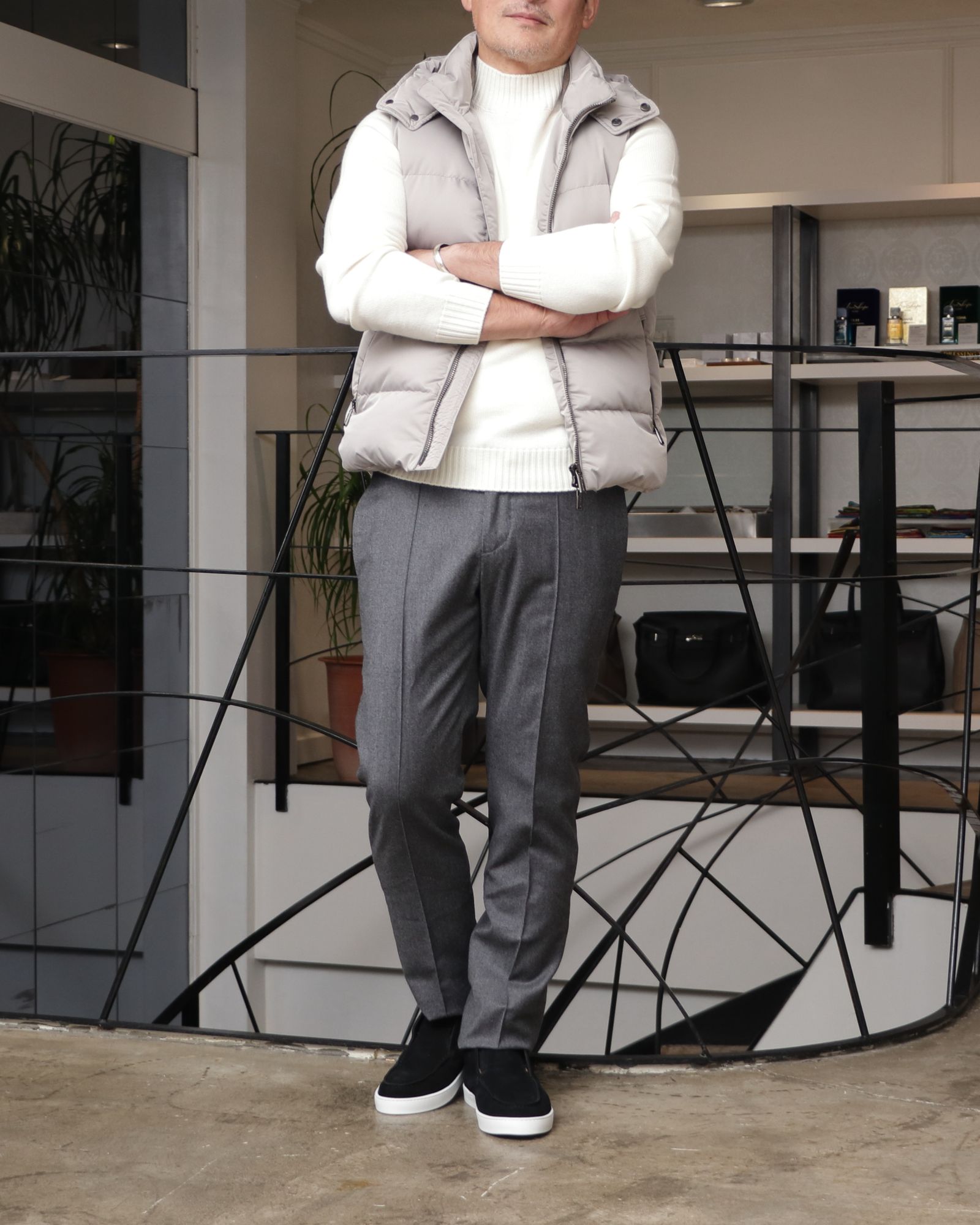 MOORER ダウンベストを使用したニュートラルカラーで魅せる、冬のクリーンスタイル