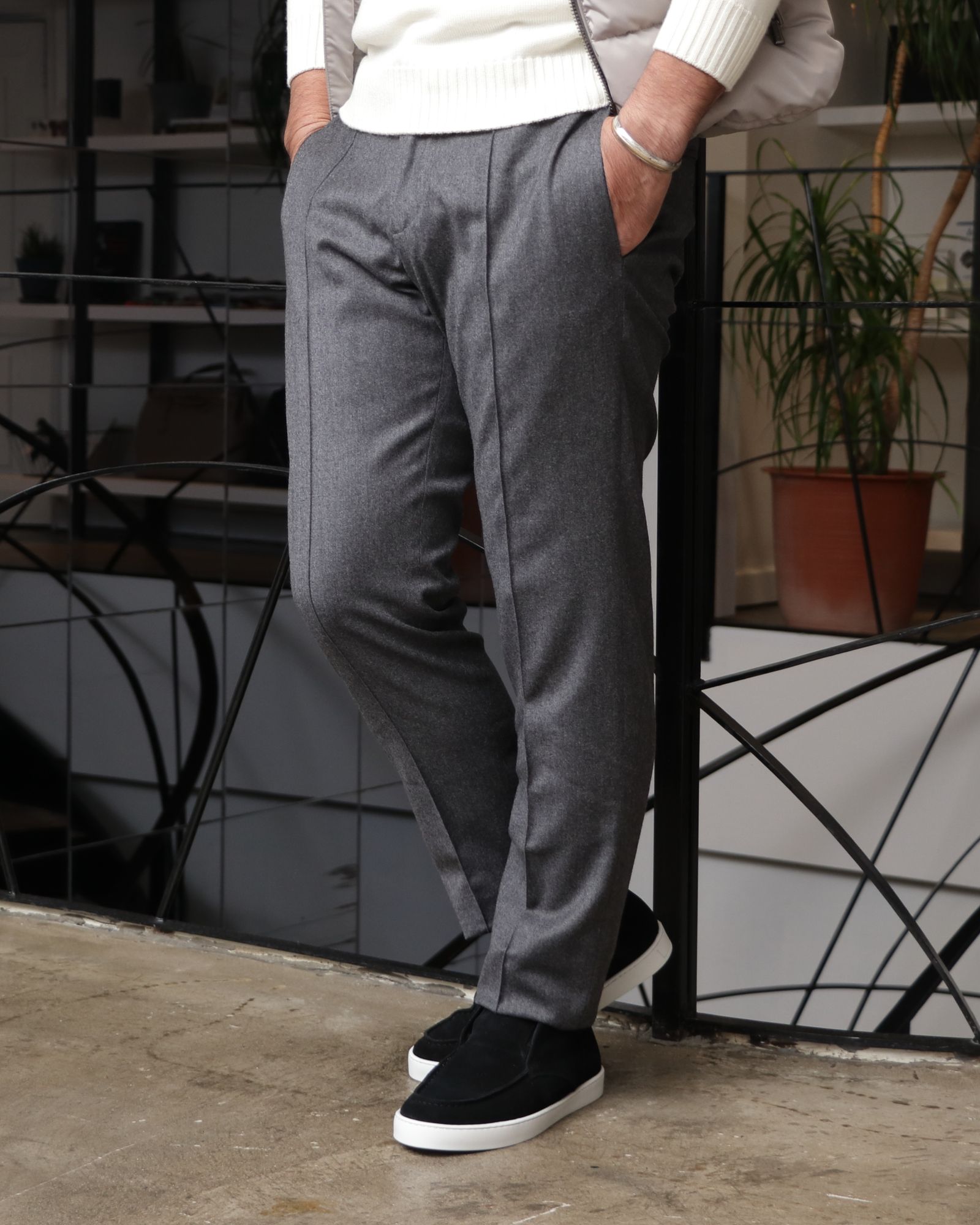 MOORER ダウンベストを使用したニュートラルカラーで魅せる、冬のクリーンスタイル