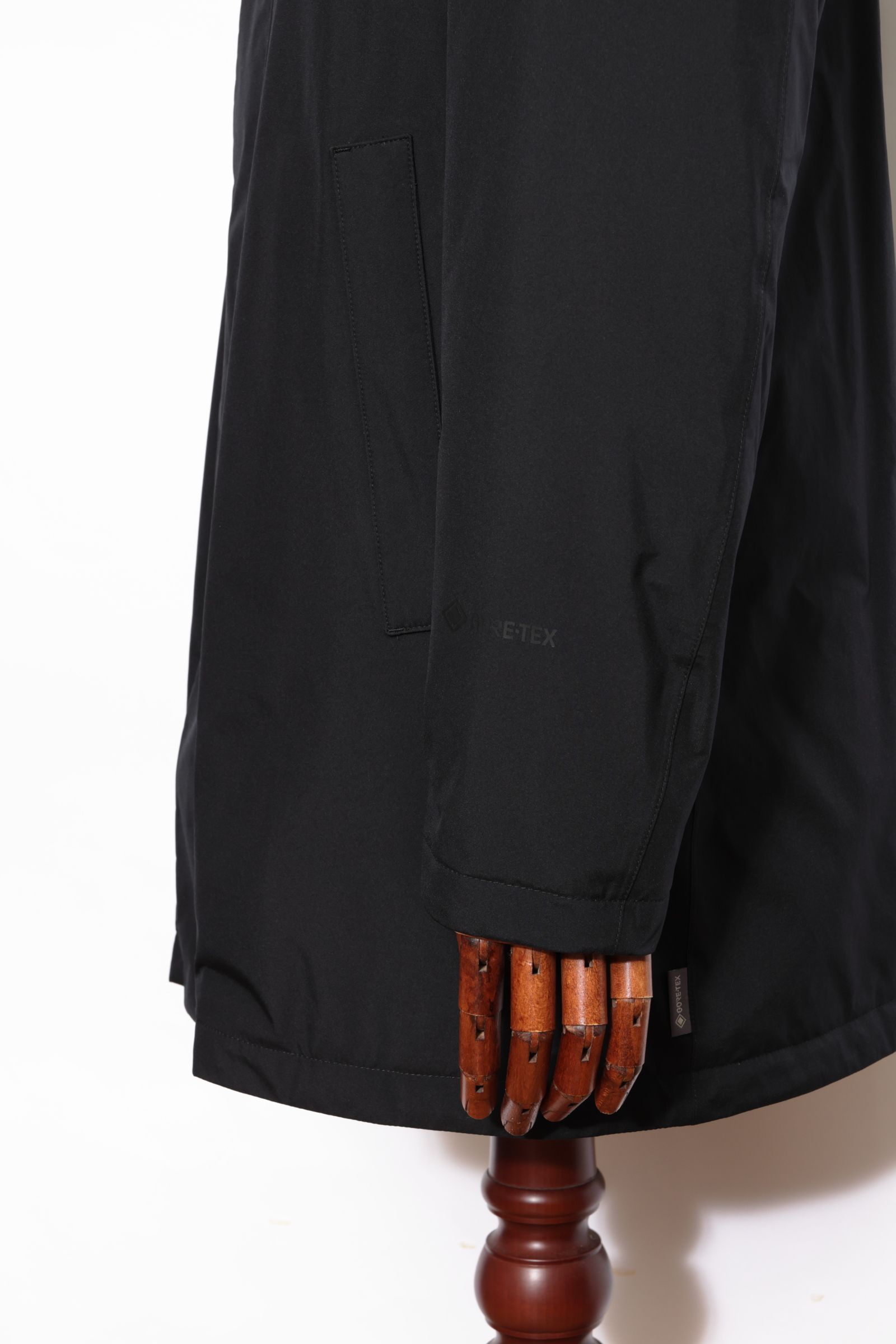【FUNCTIONAL WARDROBE】PI001387U 2レイヤーGORE-TEX フーデットダウンコート / ブラック 9300