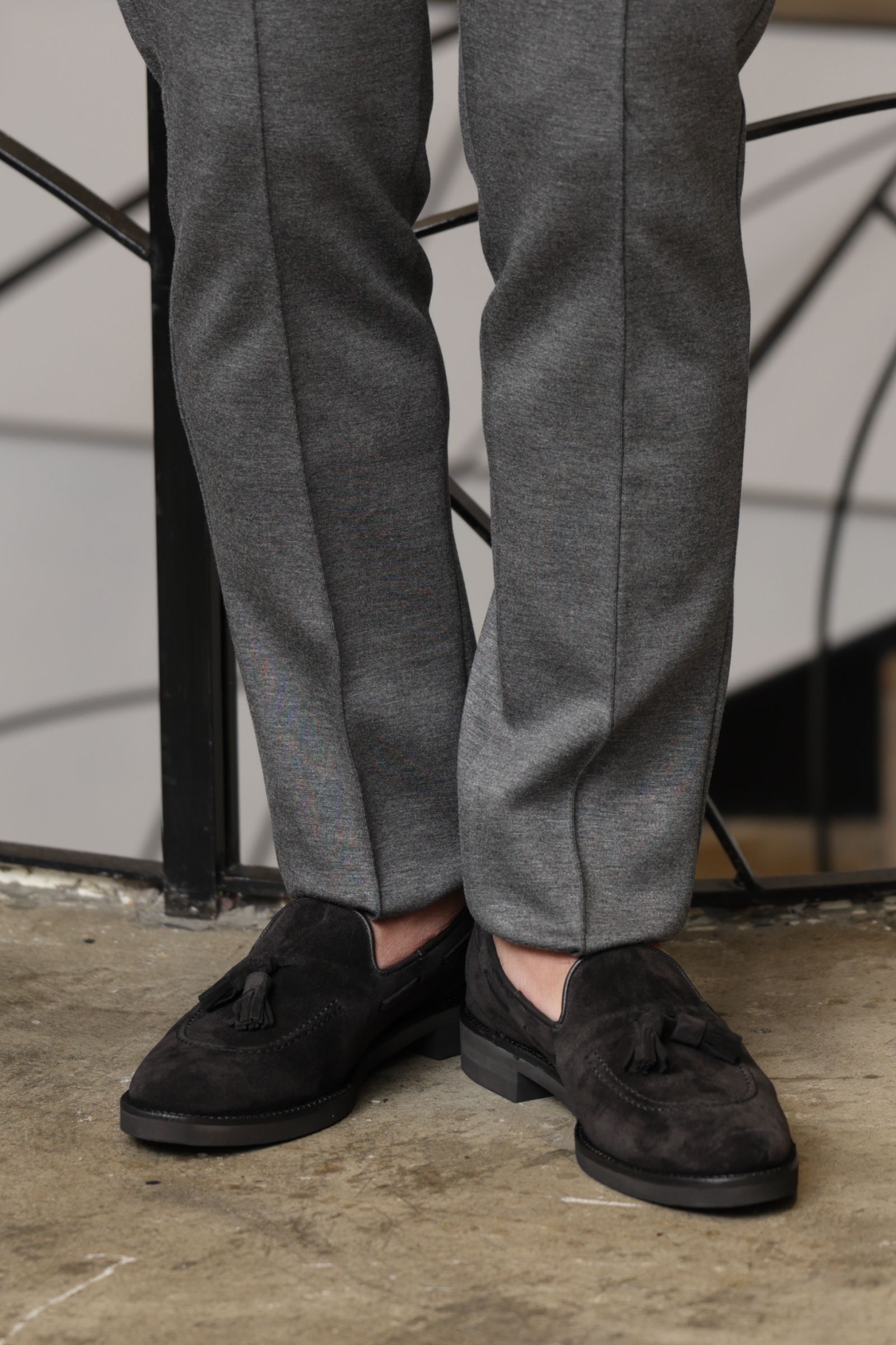 LARDINI ニットジャケットを使用した、ヘリンボーンで魅せる大人のモノトーンジャケットスタイル