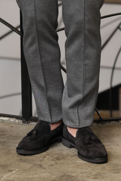 LARDINI ニットジャケットを使用した、ヘリンボーンで魅せる大人のモノトーンジャケットスタイル