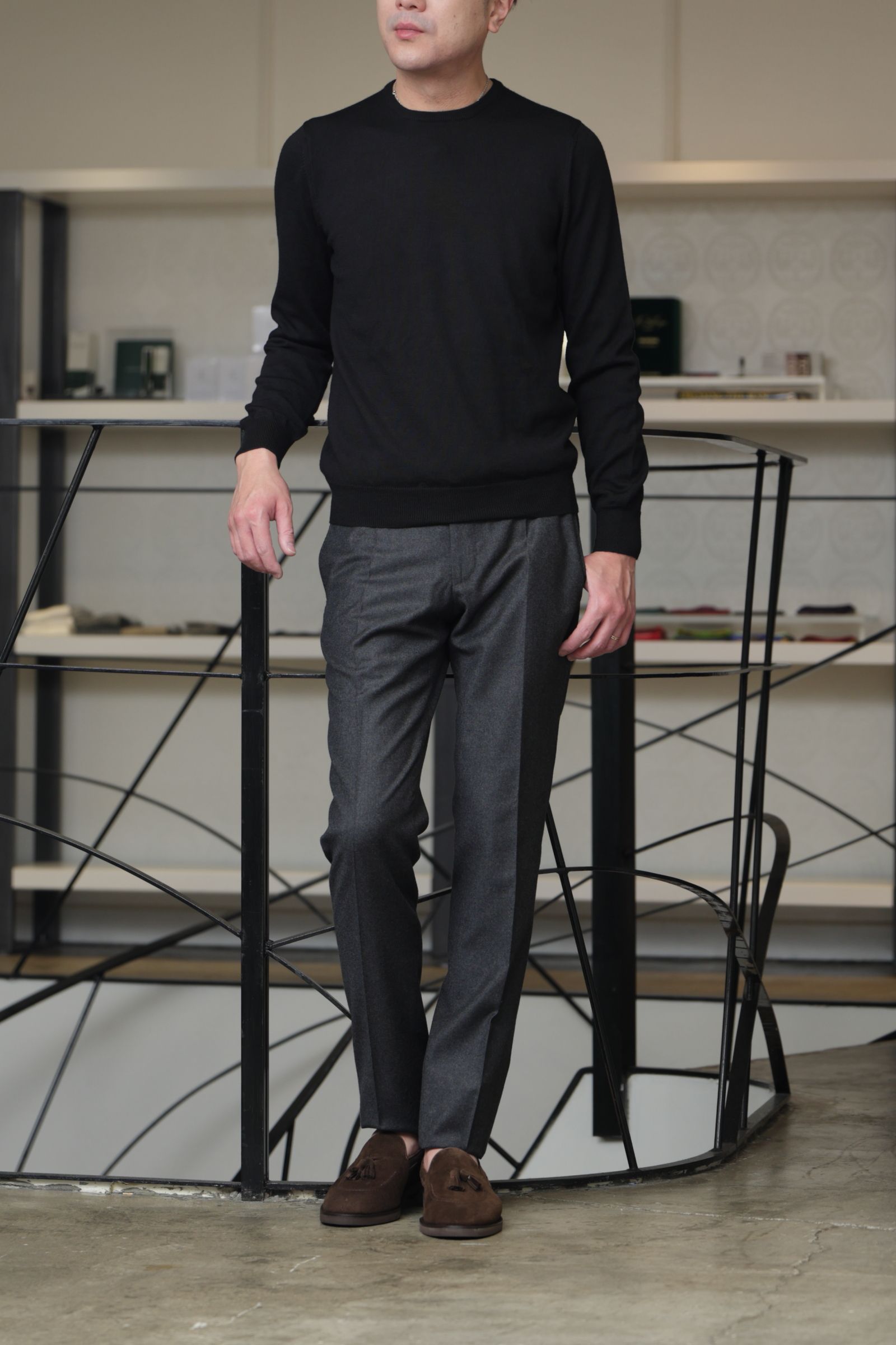 TAGLIATORE ジャケットを使用した、ブラウン×ブラックで魅せる大人のクラシックスタイル