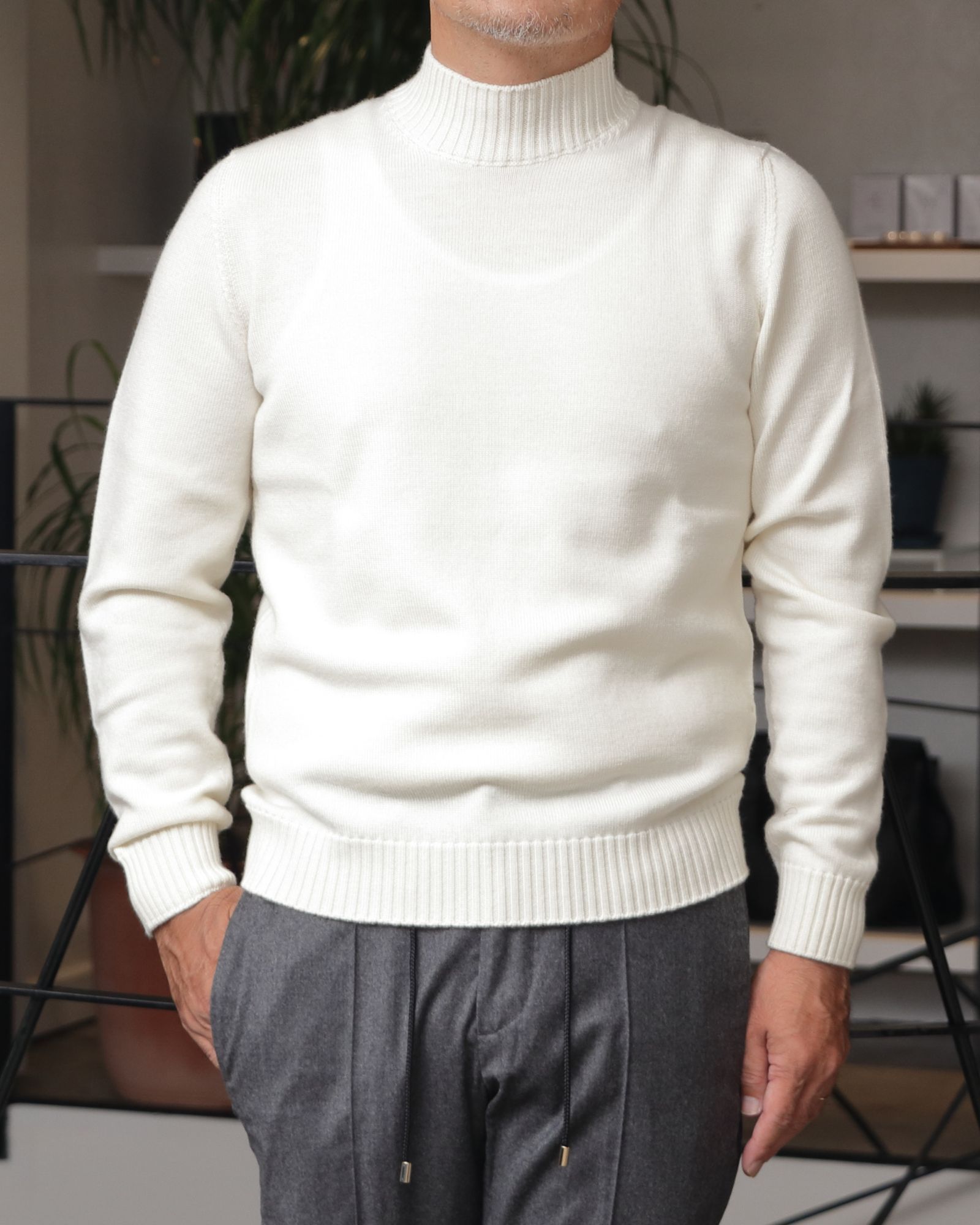 柔らかさと端正さを両立。ES:Sのカシミアトレンチで魅せる冬の都会スタイル