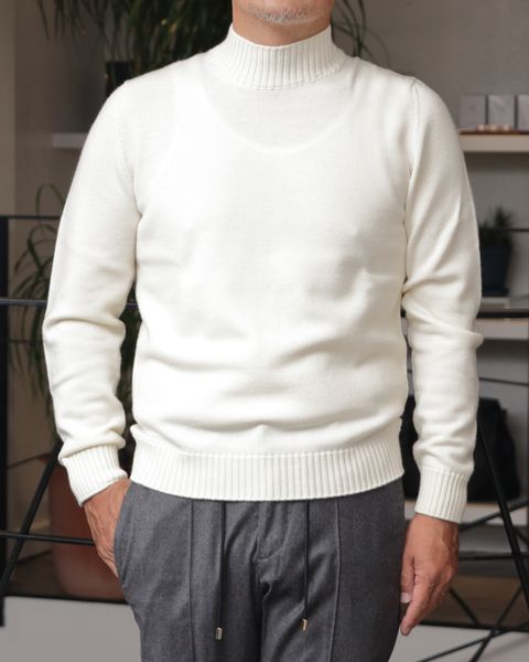 柔らかさと端正さを両立。ES:Sのカシミアトレンチで魅せる冬の都会スタイル