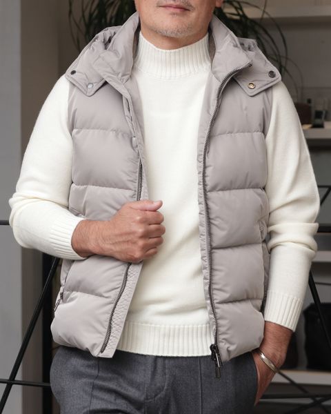 MOORER ダウンベストを使用したニュートラルカラーで魅せる、冬のクリーンスタイル