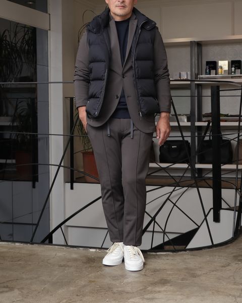 AOURE セットアップスーツを使用した、機能美と品格を纏う、モダンセットアップスタイル