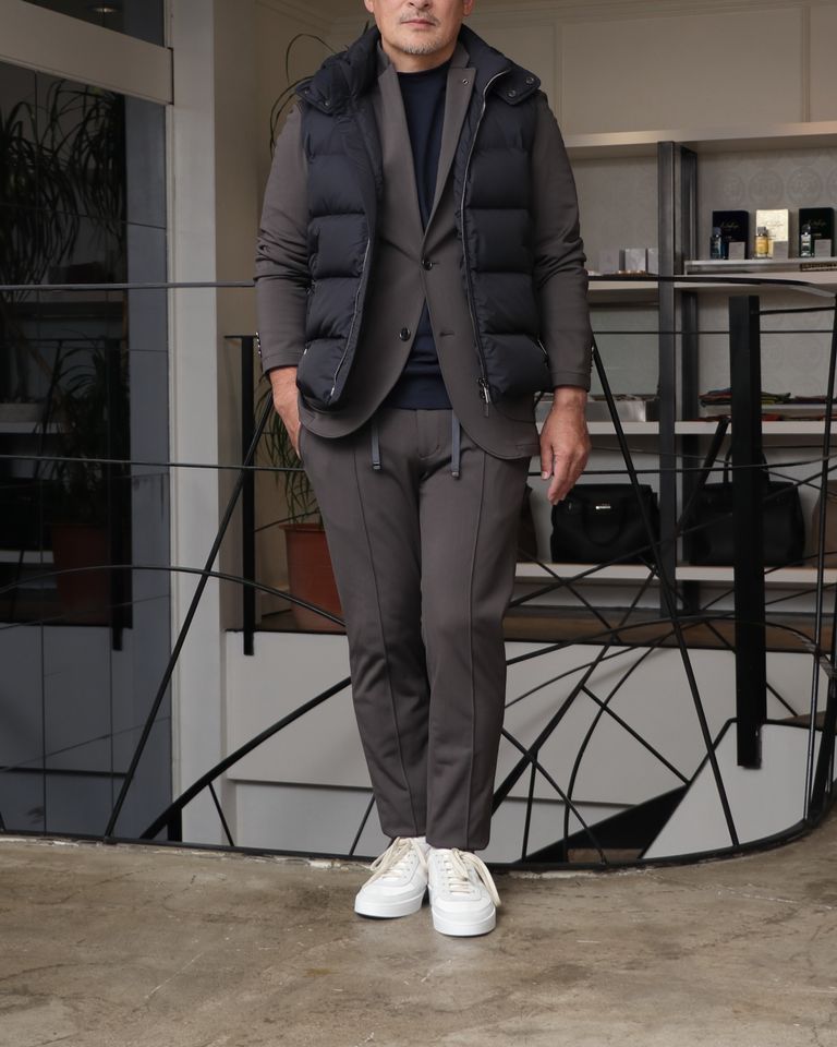 AOURE セットアップスーツを使用した、機能美と品格を纏う、モダンセットアップスタイル