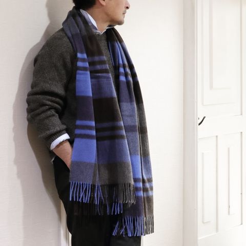 "JOHN SMEDLEY"ローゲージケーブルニットを使用したスタイル