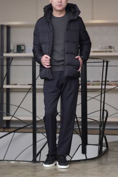 HERNO ダウンジャケットを使用した、スポーティーを品よく整える、冬のブラックスタイル