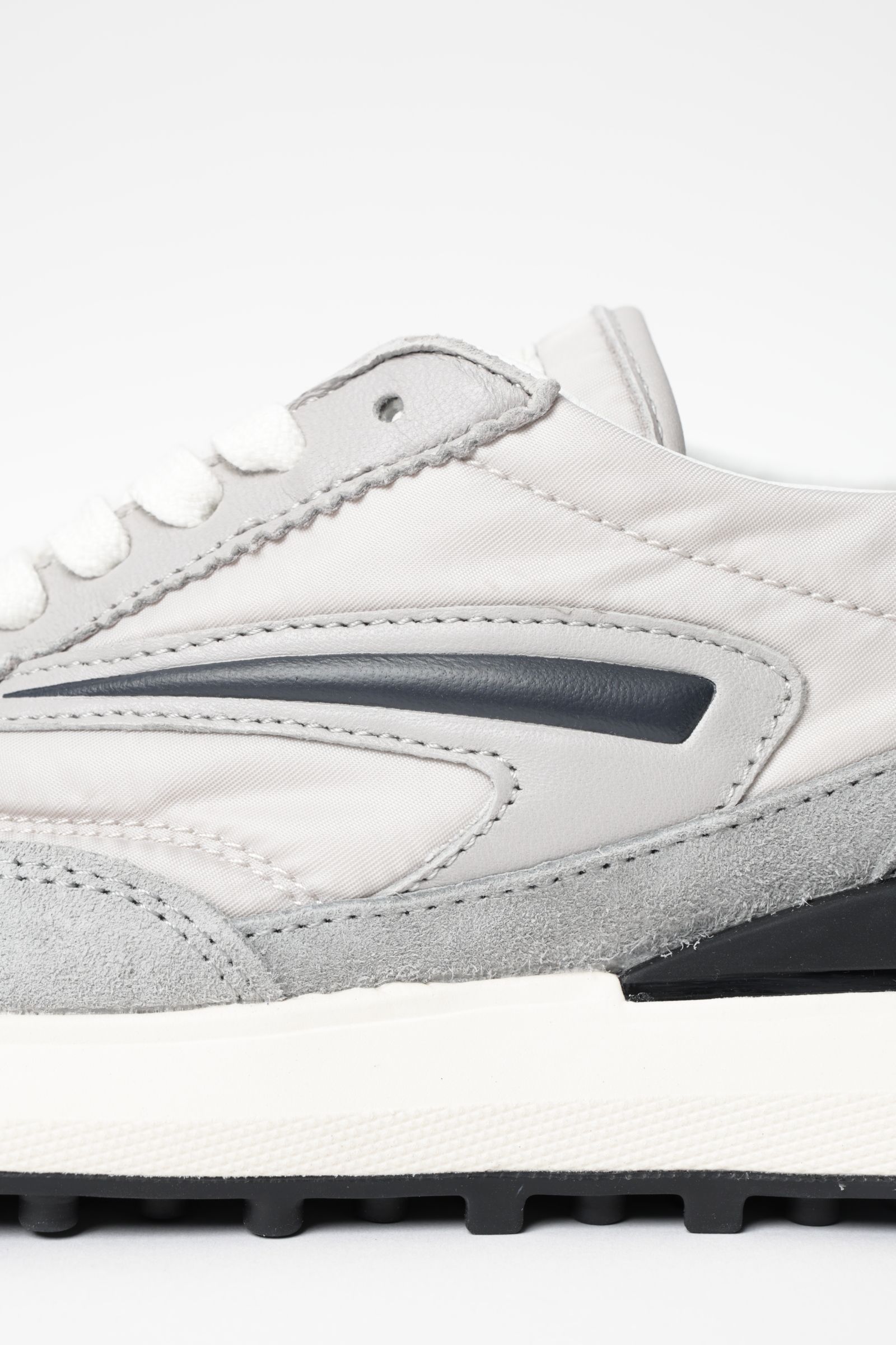 Athleta ナイロン × スウェード ランシュータイプ スニーカー / ライトグレー