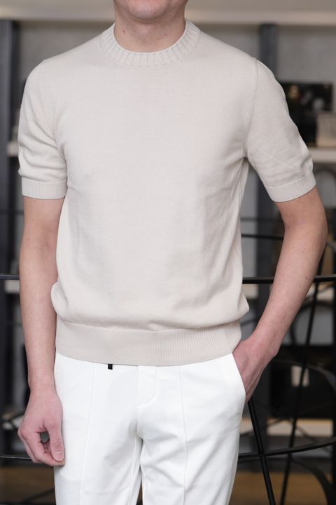 シャツジャケットを使用した、淡色トーンで整える大人の軽快スタイル